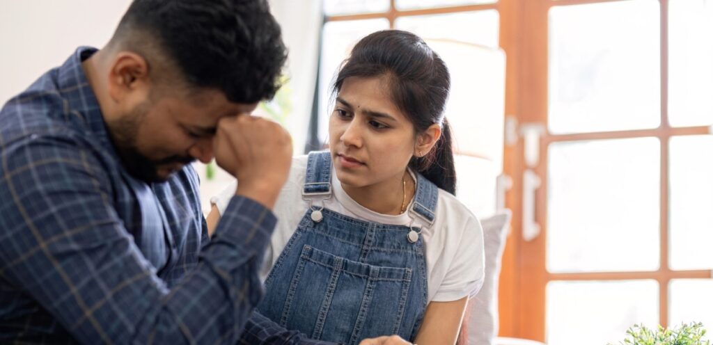 امرأة حزينة ورجل يواسيها