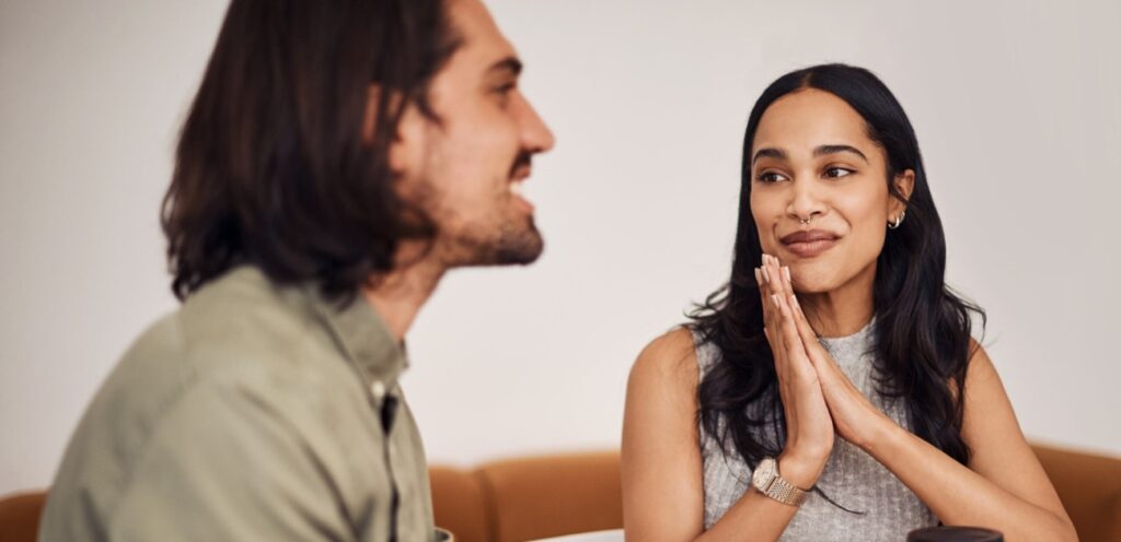 امرأة تنظر إلى زوجها بسعادة