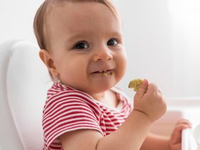 مأكولات تُهدّد حياة طفلكِ دون السنة