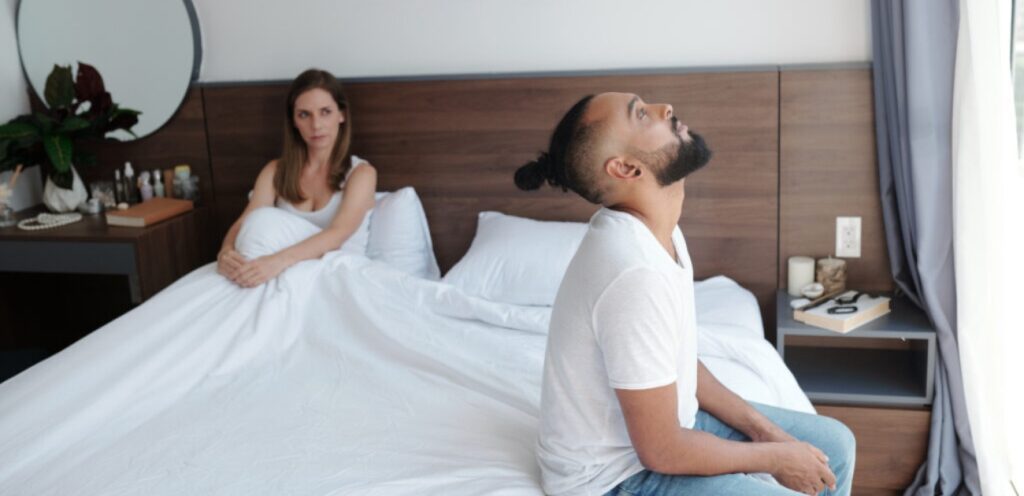 زوجان حزينان في السرير