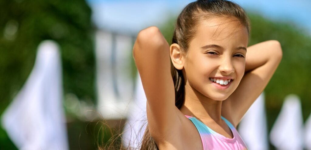 طفلة سعيدة ترفع يديها