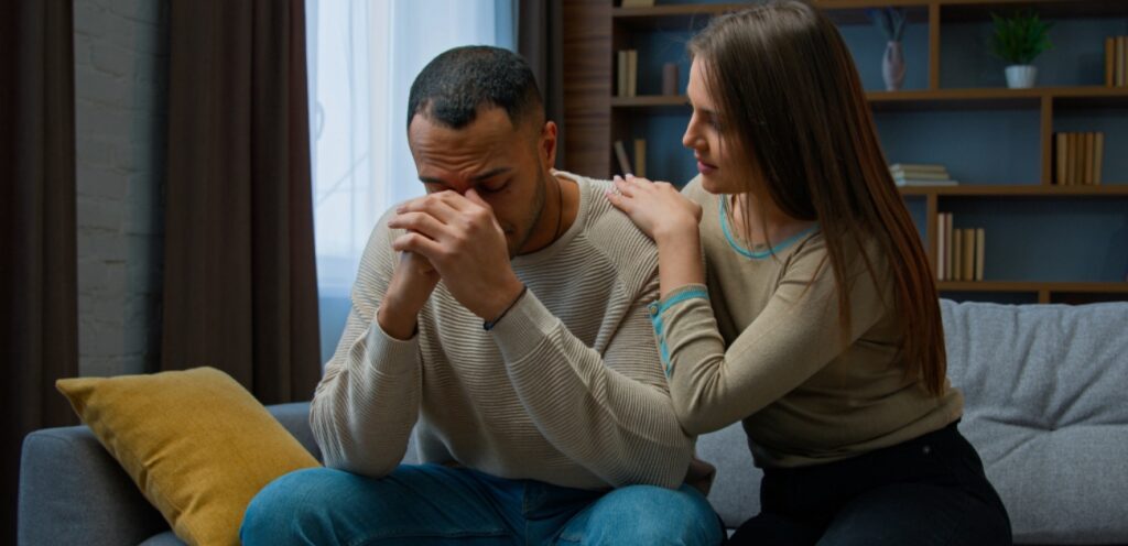 رجل حزين وامرأة تحاول مواساته