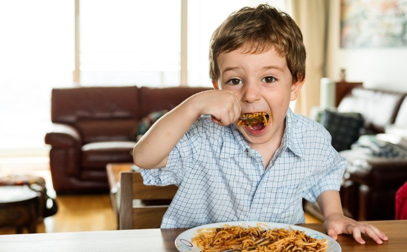 تحذير: هذا النوع من الطعام يبطئ نمو طفلكِ من دون أن تدري!