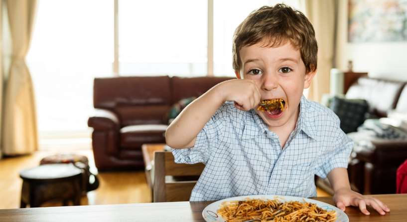 تحذير: هذا النوع من الطعام يبطئ نمو طفلكِ من دون أن تدري!