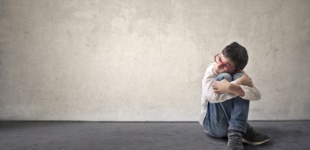 طفل حزين ووحيد