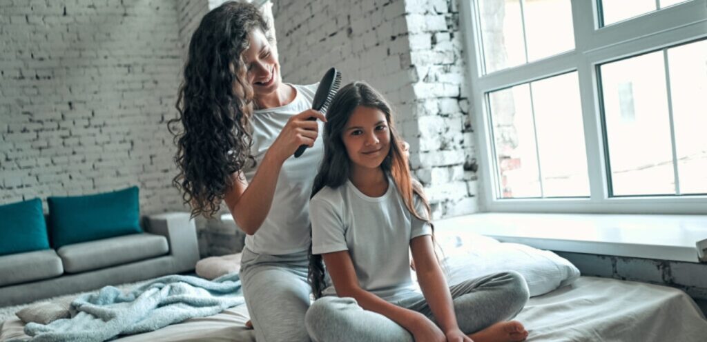 أمّ تسرّح شعر طفلتها