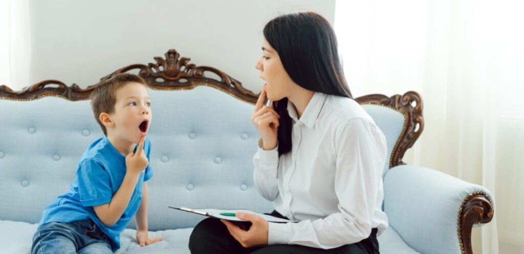 امرأة تمرّن طفلها على النطق