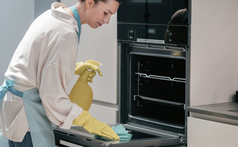 أسرع وصفة منزلية لتنظيف الفرن من دون كيماويات.. جربيها اليوم!