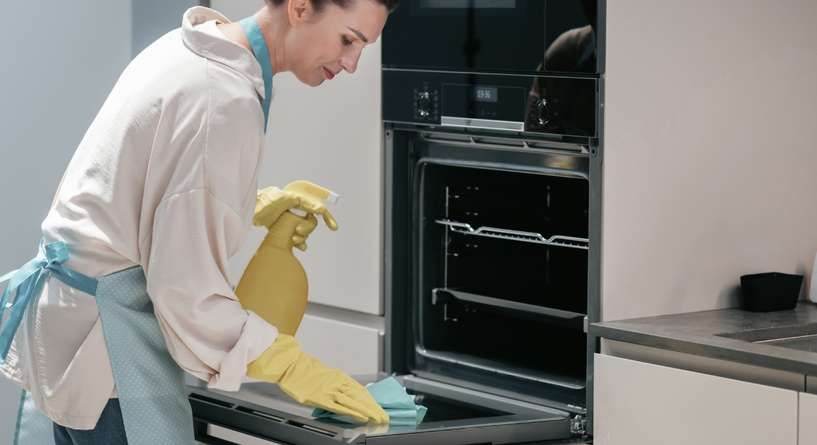 أسرع وصفة منزلية لتنظيف الفرن من دون كيماويات.. جربيها اليوم!