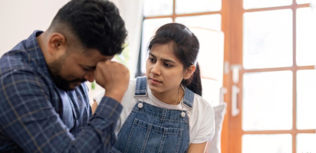 رجل حزين وامرأة تواسيه