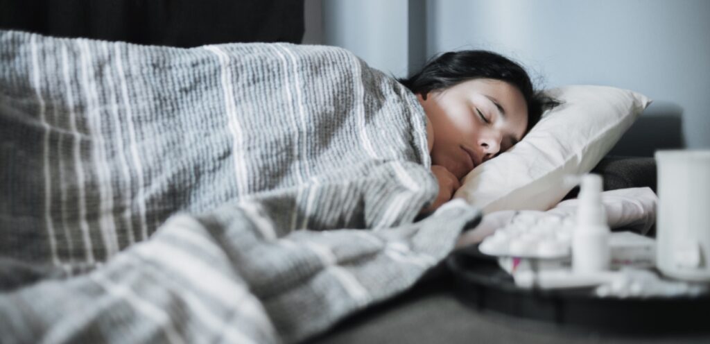 امرأة نائمة في السرير