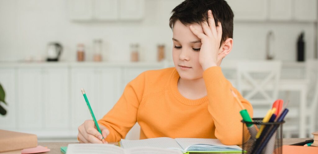 طفل يحّل واجباته المدرسيّة