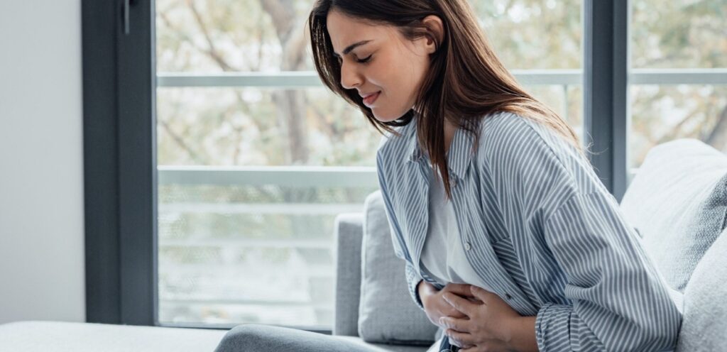 امرأة تعاني من آلام في المعدة