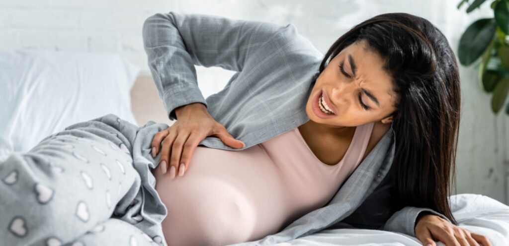 امرأة حامل تعاني من الألم
