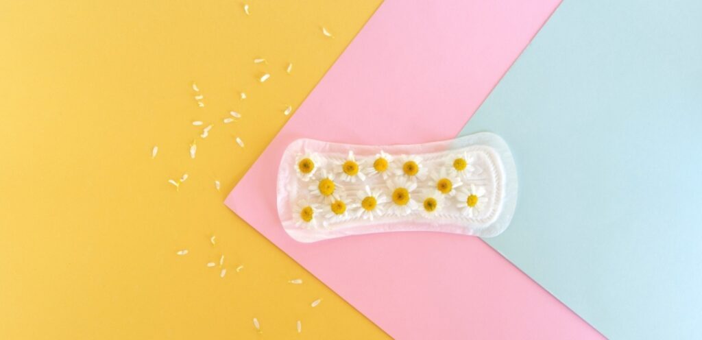 فوطة يوميّة عليها أزهار البابونج