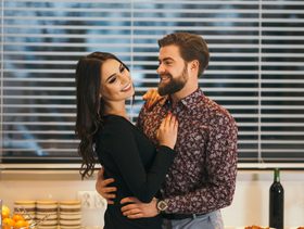 الخبراء يفاجئون الأزواج: هذا السلوك أهمّ من أي هدية!