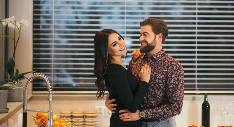 الخبراء يفاجئون الأزواج: هذا السلوك أهمّ من أي هدية!