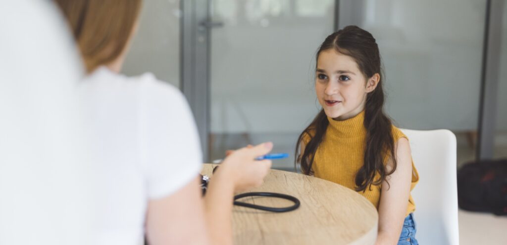 طفلة لدى معالجة نطق