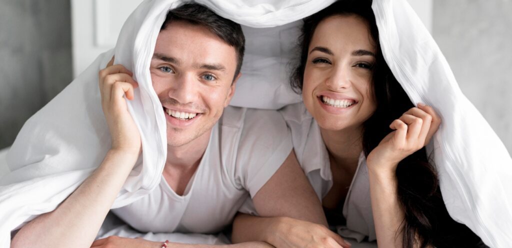 زوجان سعيدان في السرير