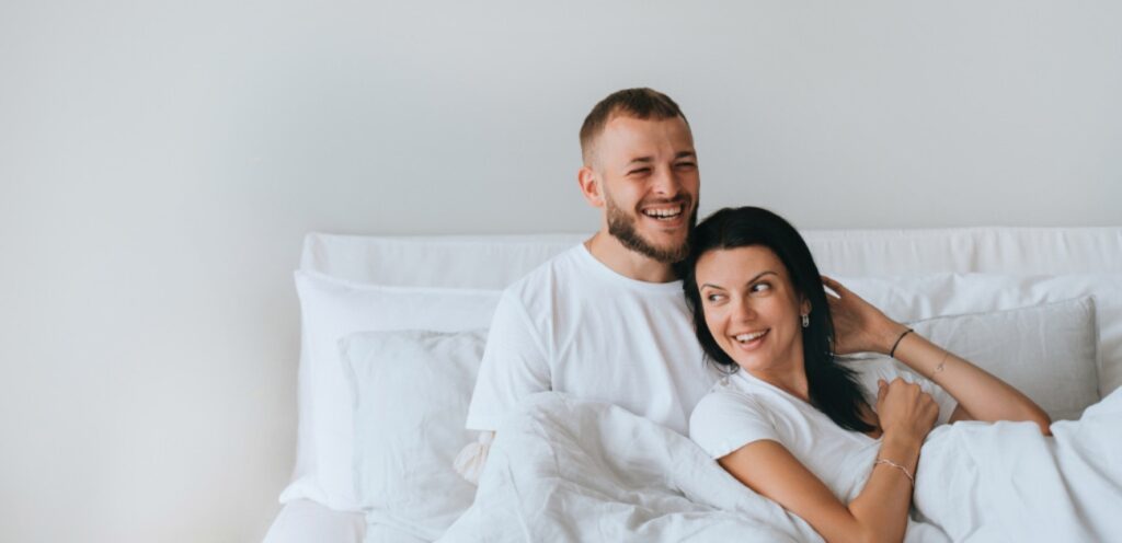 زوجان سعيدان على السرير