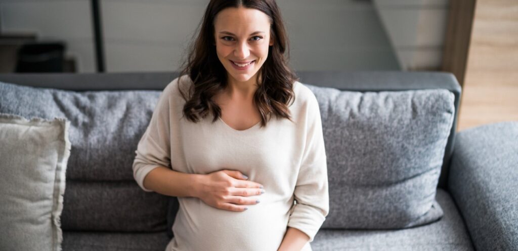 امرأة حامل سعيدة