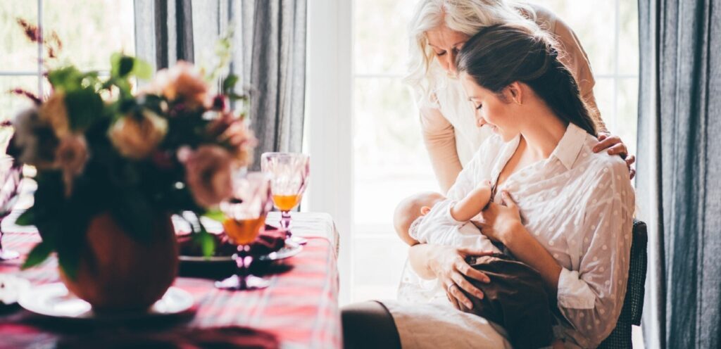 امرأة ترضع طفلها طبيعيًا