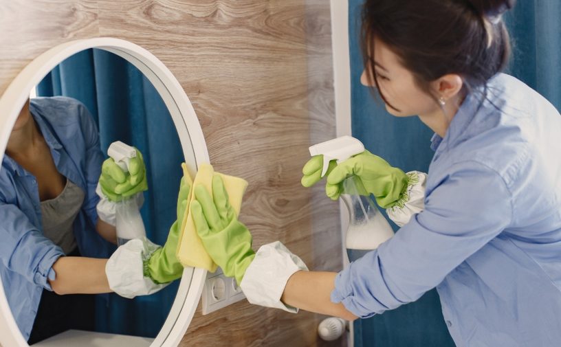 لن تستخدمي المنظفات بعد الآن: اكتشفي الحيلة التي تنظّف المرايا بثوانٍ!