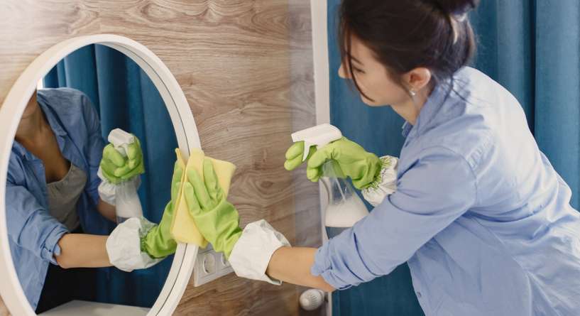 لن تستخدمي المنظفات بعد الآن: اكتشفي الحيلة التي تنظّف المرايا بثوانٍ!