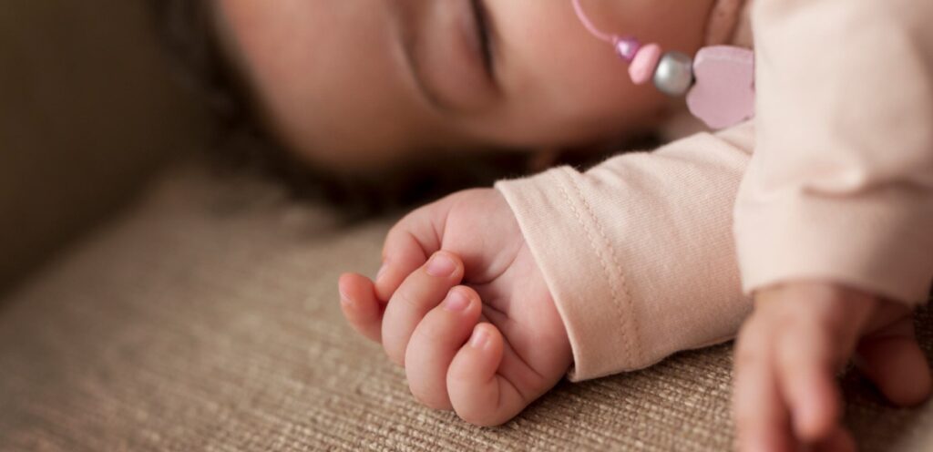 طفل رضيع نائم