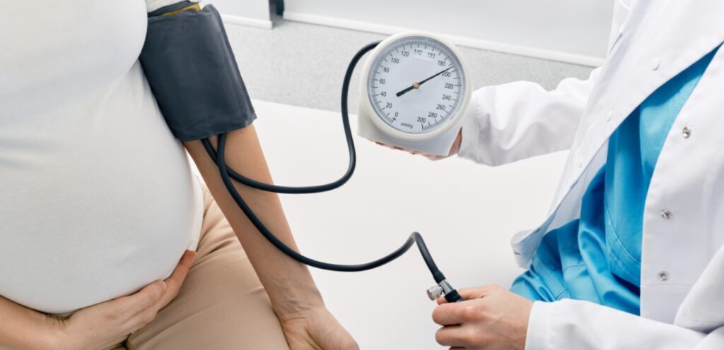 امرأة حامل تقيس معدّل ضغط الدم