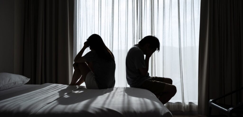 زوجان حزينان على السرير