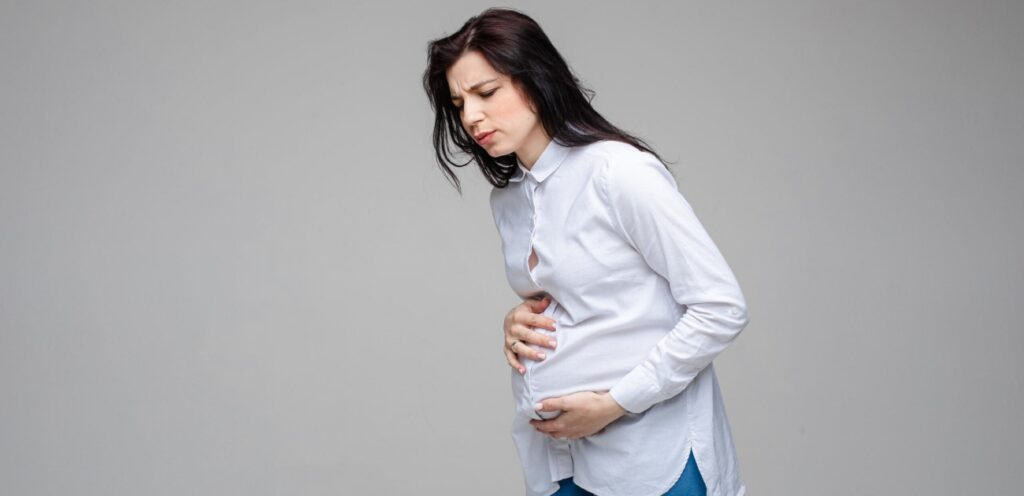 امراة حامل تعاني من الألم في البطن