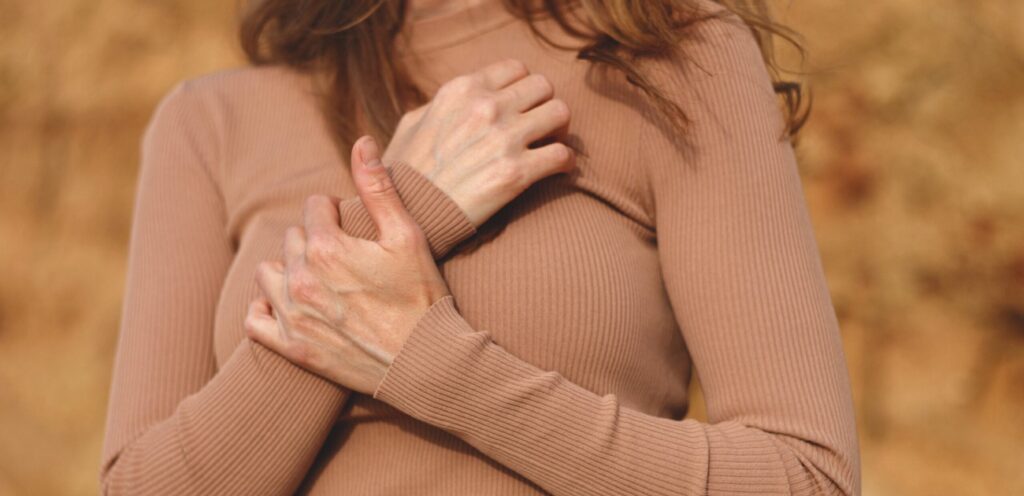 امرأة تعاني من ألم في الثدي