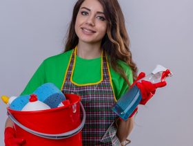 إياكِ وخلط هاتين المادتين في التنظيف! بخار قاتل قد ينتشر فورًا!