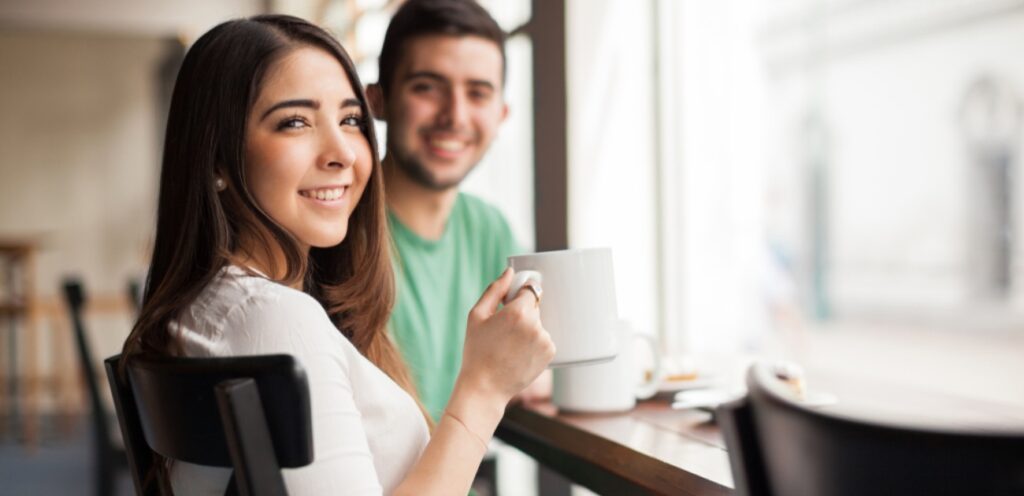 زوجان سعيدان في مقهى