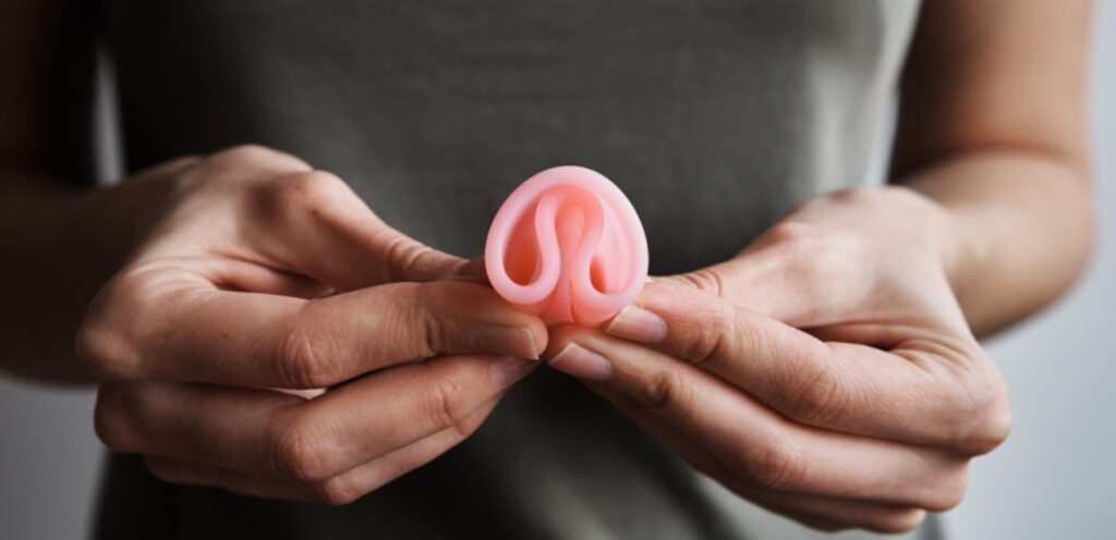 امرأة تمسك كأس حيض