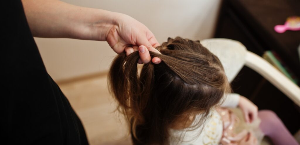 أم تصفّف شعر ابنتها