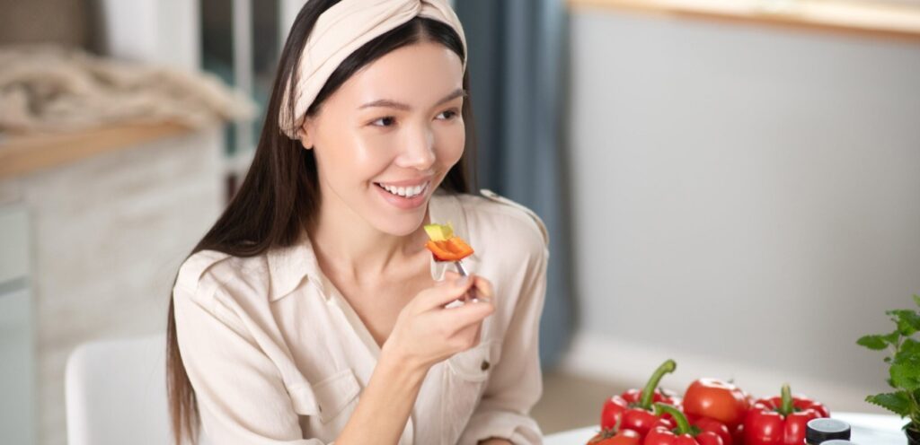 امرأة تتناول طعام صحي