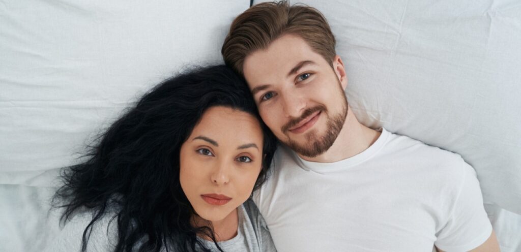 زوجان في السرير