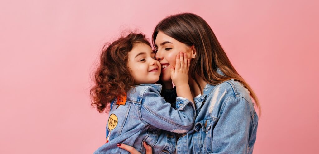 أم وطفلتها سعيدتان