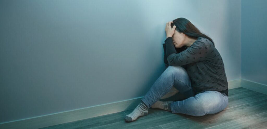 امرأة وحيدة وحزينة