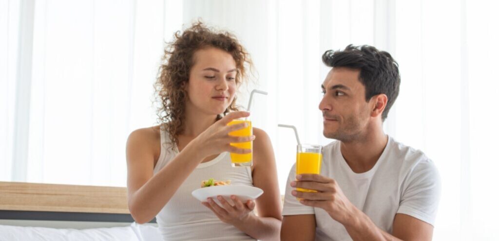 زوجان سعيدان يشربان العصير