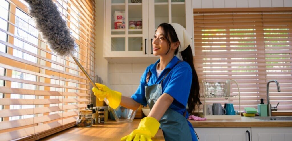 امرأة تنظّف المنزل