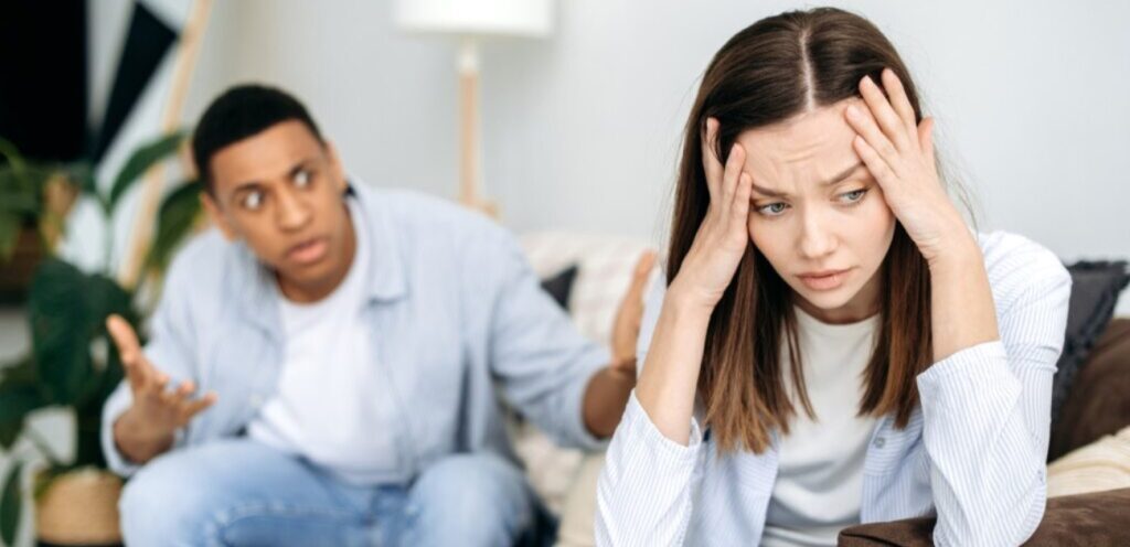 زوج يوبّخ زوجته