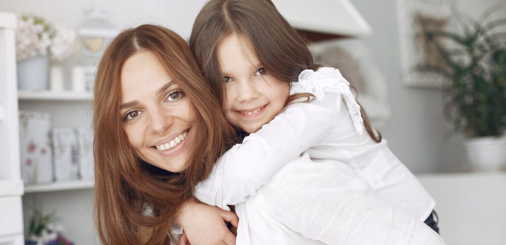 امرأة وطفلة سعيدتان