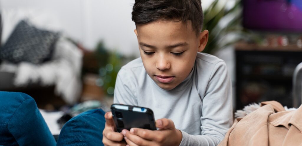 طفل يستخدم الجوال