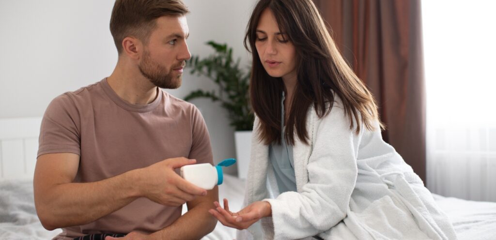 رجل يقدّم الدواء لشريكته