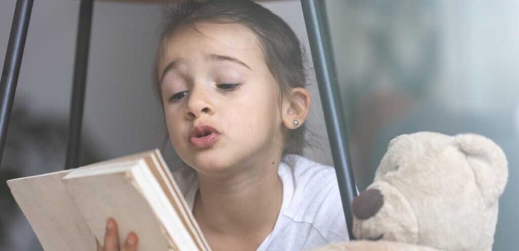 طفلة تقرأ كتاب