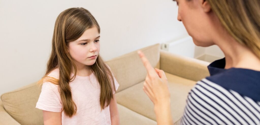 أم توبّخ طفلتها