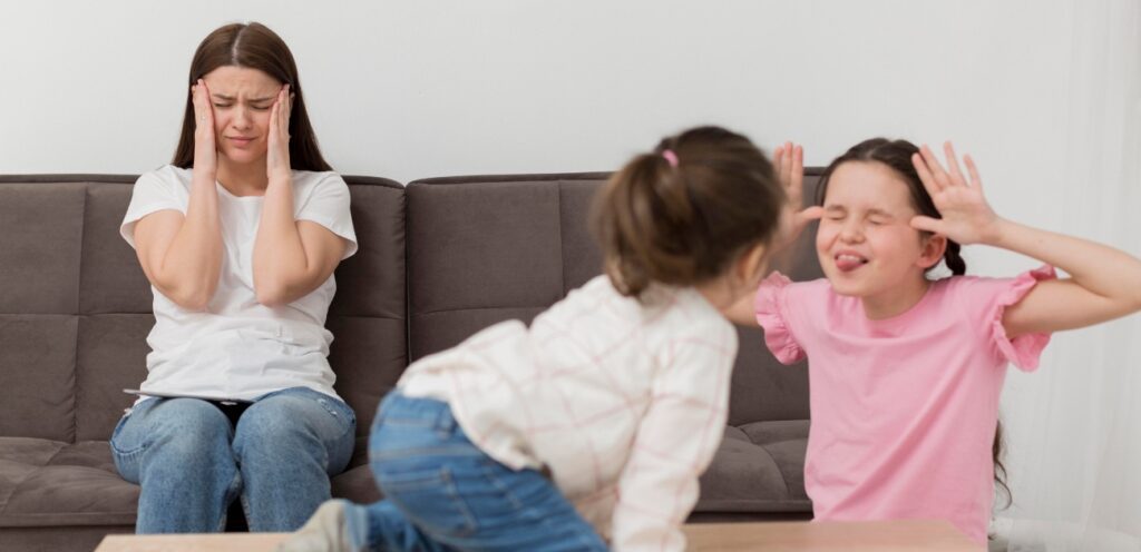 أم غاضبة بسبب شجار أطفالها